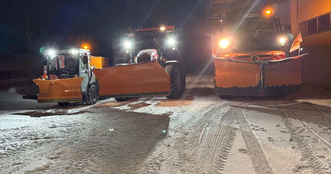 Traktoren, Unimog, Schlepper, Multicars, Radlader und Schneepflüge für den Winterdienst im Einsatz, München und Umgebung