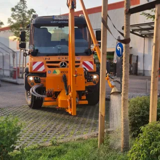 Baumbewässerung mit Unimog, München und Landkreis München