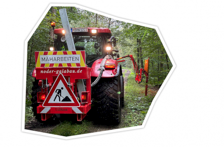 Noder Traktor beim Mähen in München